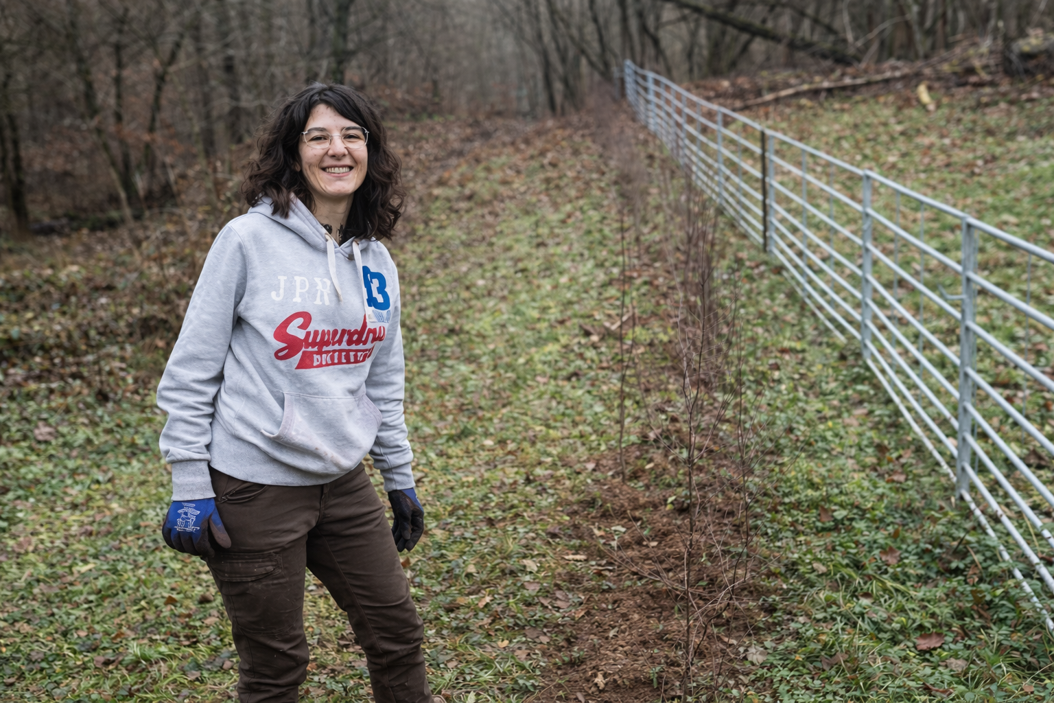 Französisches Freiwilligenjahr bei der Karsten-Nendel-Stiftung: Julia Schallenberg bei Naturschutzarbeiten im Itzbachtal
